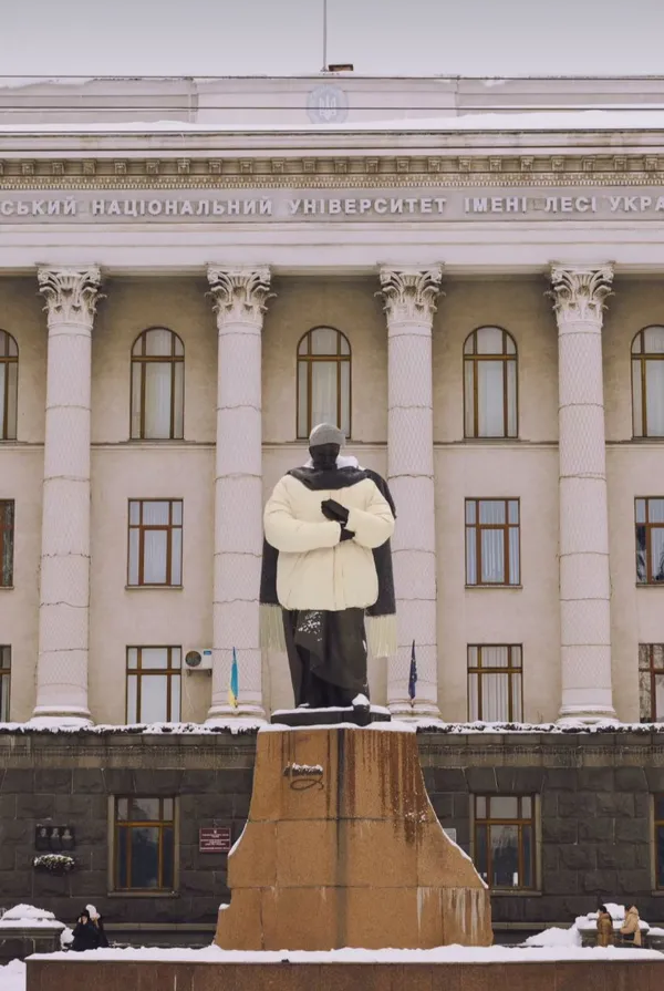 Луцький бренд одягнув Тараса Шевченка у пуховик (фото)