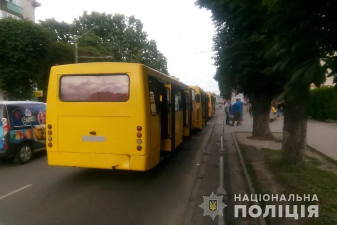 У Луцьку на зупинці зіткнулися три маршрутки: є постраждалі