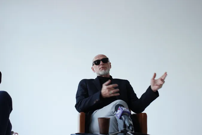 «До 58 я ще віджигав»: Іздрик у Луцьку презентував книжку зі своїми голими фото