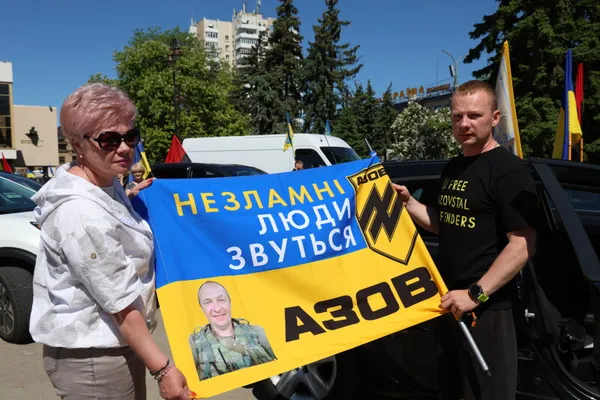 Близько 100 автомобілів та сотня родин: у Луцьку провели акцію на підтримку військовополонених (фото)