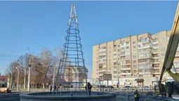 У Луцьку біля «Променя» монтують новорічну ялинку (фото)