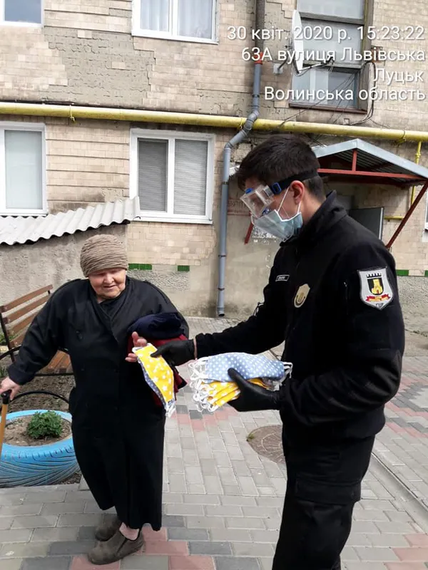 Муніципали роздали сотні саморобних масок від небайдужої лучанки (фото)
