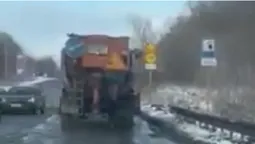 На Волині комунальники посипали щебенем калюжі на дорозі (відео)