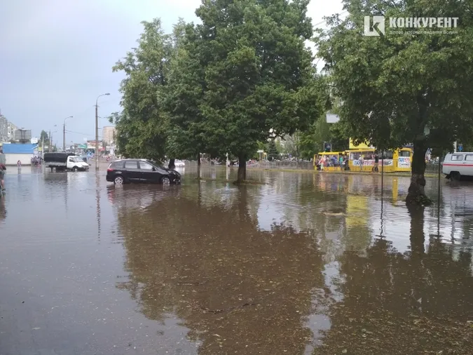 Біля РАЦСу в Луцьку пропонують відкрити пляж