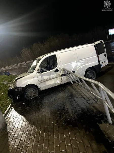 У Луцьку вночі п'яний юнак на «фіаті» зніс паркан і вилетів на тротуар (фото)