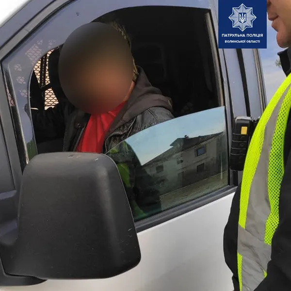 Пішоходи: в Струмівці водій вантажівки так гальмував, що авто занесло в стовп (фото)