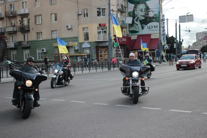 Шоломи і вишиванки: як у Луцьку минув велопробіг до Дня міста (фото, відео)