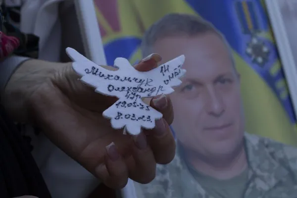 «Час не лікує»: у Луцьку вшанували полеглих захисників 40-метровим прапором пам’яті (фото)