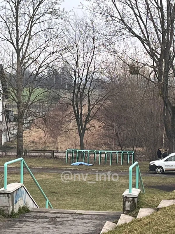 Відірвався тромб: на стадіоні біля волинського ліцею раптово помер чоловік