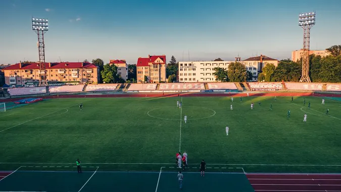 На даху, з вікон і за парканом: як лучани вболівали за ФК «Волинь» (фото)