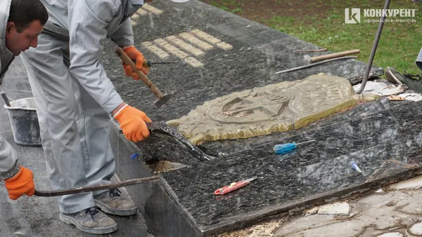 У Луцьку на меморіалі розпочали демонтаж кремлівських зірок (відео)