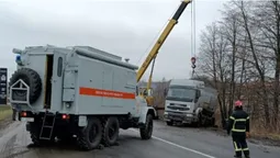 Під Луцьком вантажівка злетіла у кювет – витягали спецтехнікою і автокраном (фото, відео)