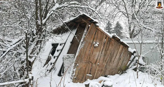 Луцькі муніципали доламали халабуди на Кічкарівці (фото)