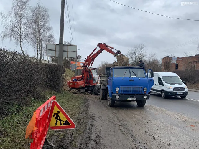У Луцьку порвало водопровід – в частині будинків немає води (фото)