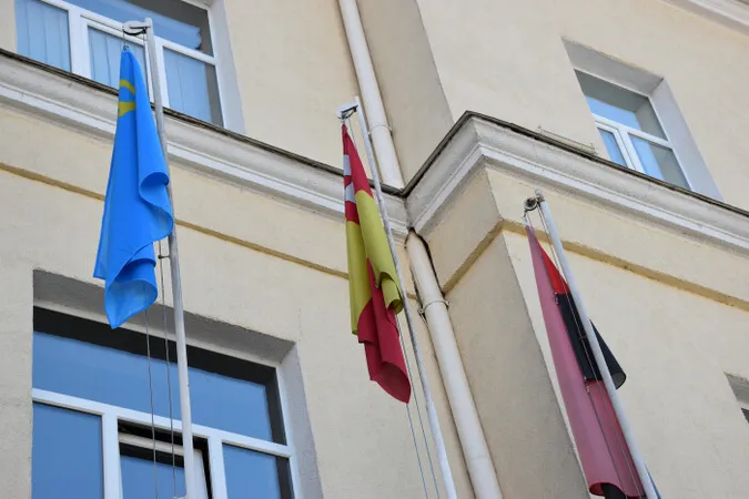 Над Луцькрадою підняли кримськотатарський прапор (фото)