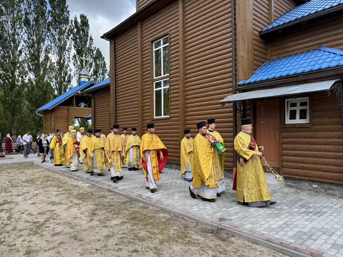 Напередодні престольного празника у церкву Апостолів Петра і Павла на Волині приїхав владика Михаїл (фото)