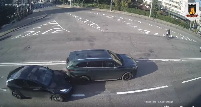 У Луцьку Tesla в'їхала в Toyota – момент ДТП потрапив на камери (відео)