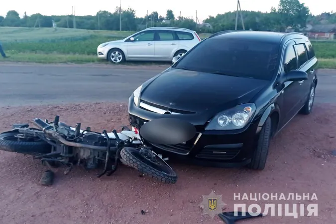 У Нововолинську водій авто не пропустив мотоцикліста – 16-річного хлопця госпіталізували (фото, відео)