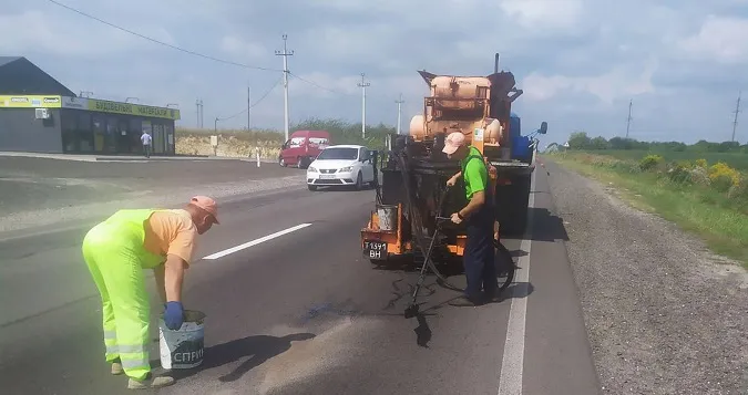 «Буде перемога – будуть і ремонти!»: на Волині герметизують тріщини на дорогах (фото)
