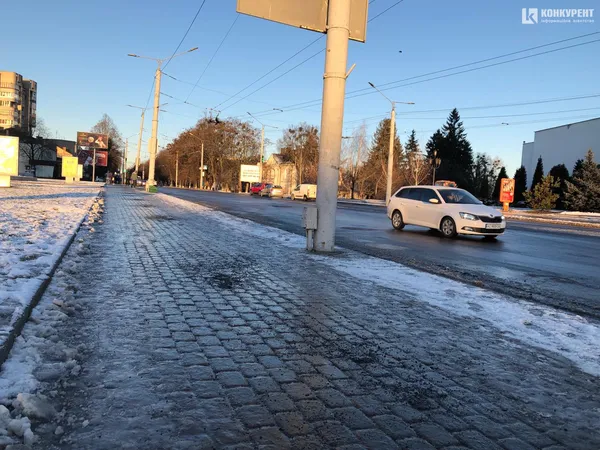 Луцьк покрився льодом: на дорогах міста – ожеледиця (фото)