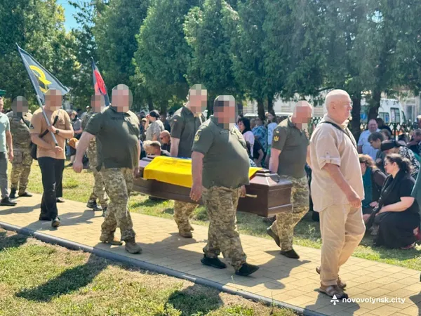 Назавжди 20: на Волині провели в останню дорогу захисника Валентина Агеєнка (фото)