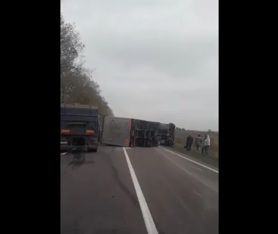 На волинській трасі перекинулася вантажівка (відео)