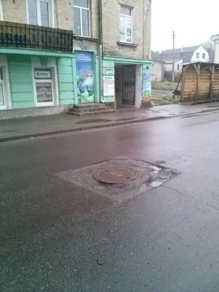 У Луцьку лататимуть яму, яка руйнує будинок (фото)