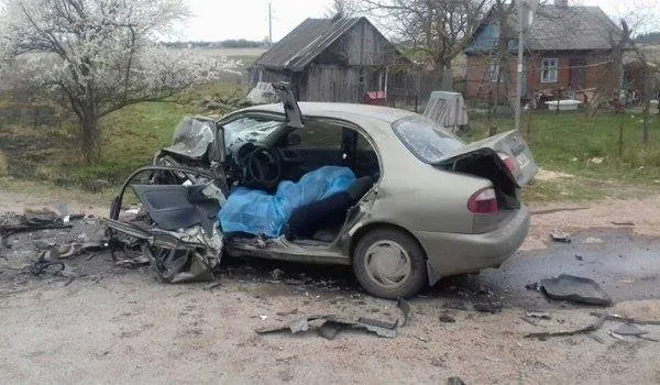 Смертельна аварія на Волині: зіткнулися пасажирський бус і легковик (фото, оновлено)
