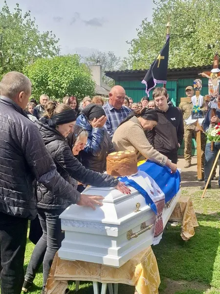У рідному селі на Волині попрощалися з загиблим на Донеччині воїном Петром Олендром