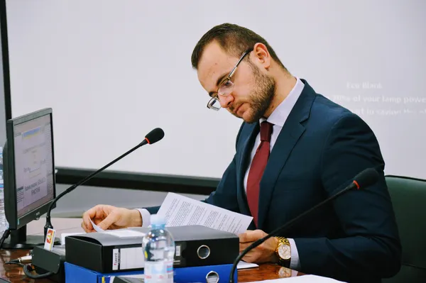 Ігор Поліщук не бариться і займає місце за президією...