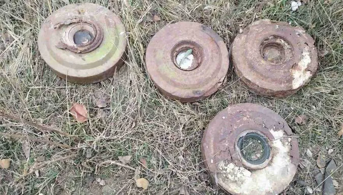 Самі ж підриваються: росіяни мінують Херсонщину боєприпасами минулого сторіччя