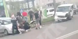 У Луцьку – аварія біля «OKKO»: водія довелося діставати із салону (відео)
