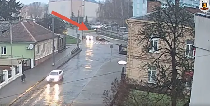 «В’їзд заборонено» не всім: у Луцьку водій Mercedes-benz поїхав «проти шерсті» вулицею з одностороннім рухом (відео)