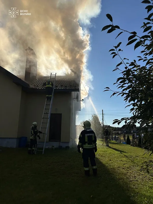 У Гаразджі спалахнув двоповерховий будинок – вогонь гасили майже годину (фото)