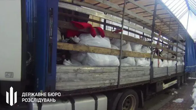 Пропустив авто без контролю: волинського митника підозрюють у зловживанні (фото)