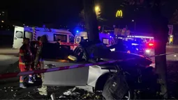 У Луцьку авто на великій швидкості влетіло в стовп (фото, відео)