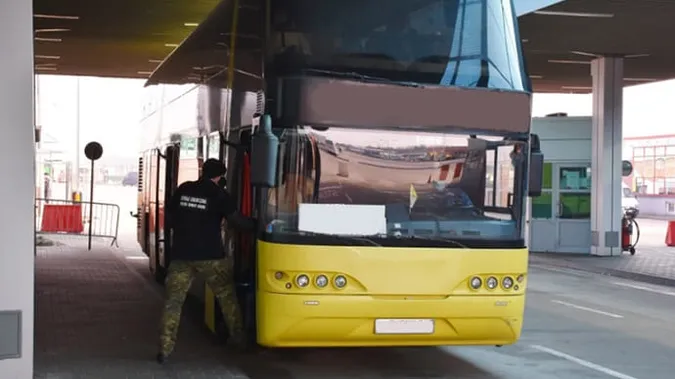 Хворіє на COVID, але почувається добре: Польща розвернула автобус через українця