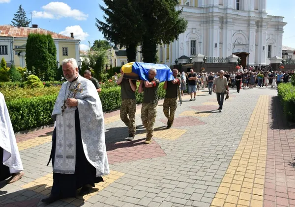 Рік вважався безвісти зниклим: у Луцьку попрощалися із військовим Анатолієм Шепелем