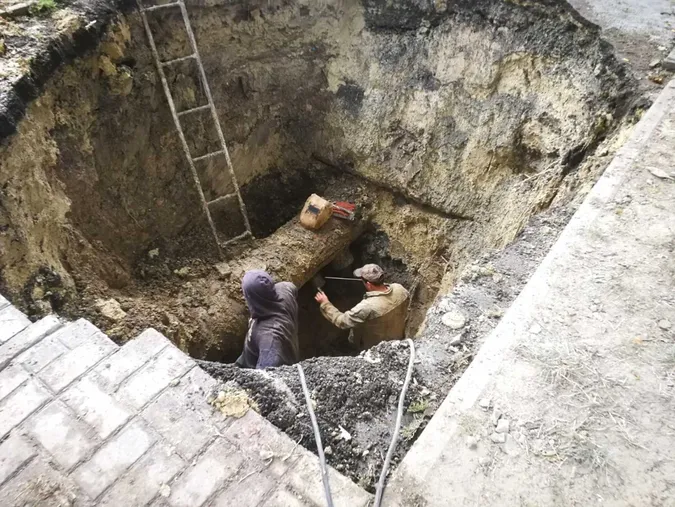 Аварійники «Луцькводоканалу» ліквідували небезпечний порив на триметровій глибині