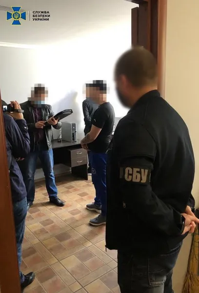 Крали гроші з банківських карток: у центрі Луцька «накрили» шахрайський call-центр (фото)