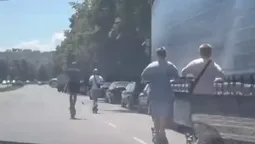 У Луцьку діти влаштували перегони на самокатах посеред дороги (відео)