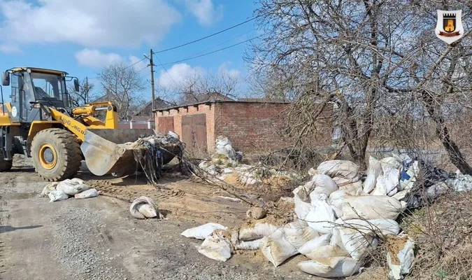 Вивезли шини і сміття: біля Луцька прибрали колишній блокпост (фото)