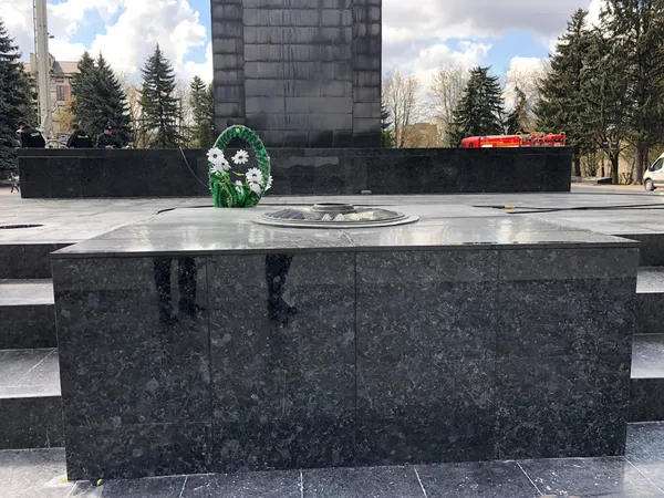 На меморіальному комплексі в Луцьку замінили відбиті плити і помили обеліск (фото, відео)