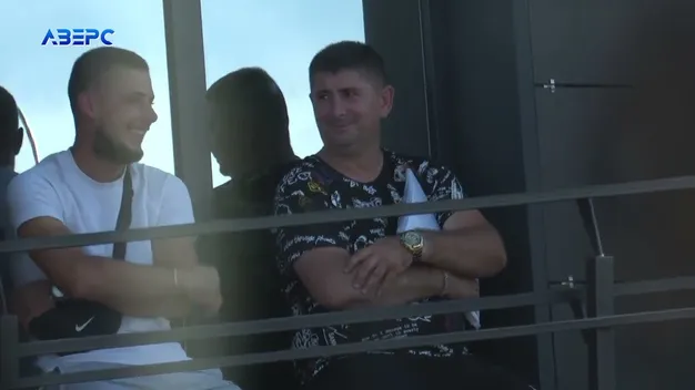 Без черги за 100 «баксів»: як «рішали» розмитнюють авто у Луцькому сервісному центрі (відео)