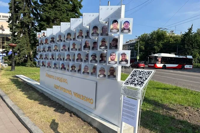 «Місто має знати»: як у Луцьку світлини потрапляють на фотостенд зниклих і полонених бійців