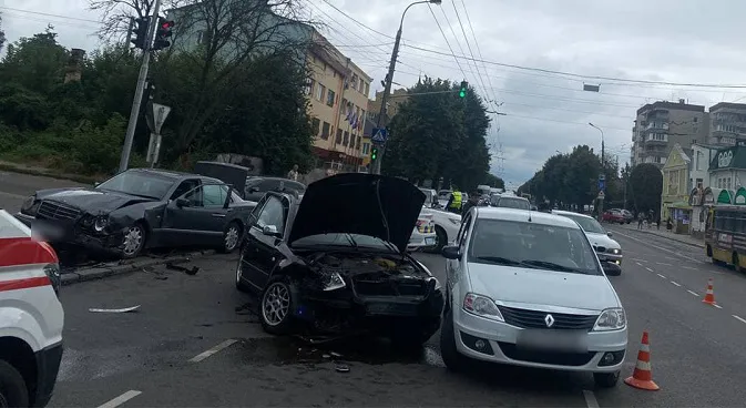 Розповіли подробиці подвійної ДТП у Луцьку (фото, відео)