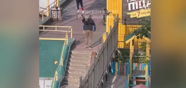 Б'ють дзьобами і крилами: у Києві ворони атакують клієнтів супермаркету (фото)
