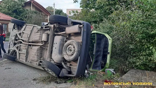 Аварія на перехресті в Луцьку: авто перекинулося на бік (фото)