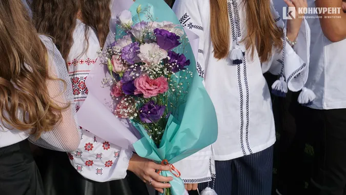 Квіти, дзвоники і діти: як у Луцькому ліцеї №9 відзначили 1 вересня (фото)