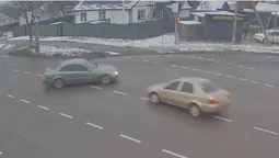 У Луцьку на перехресті зіткнулися Mercedes та Geely (відео)